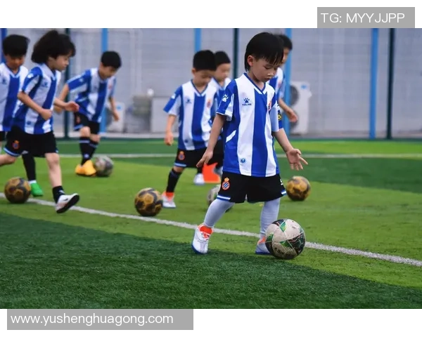 手艺人精雕细刻足球球星肖像展现运动精神与艺术魅力 手艺人精雕细刻足球球星肖像展现运动精神与艺术魅力