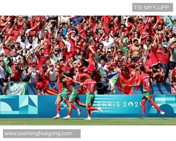 球场与时尚并行的足球明星穿搭解析及其影响力探讨