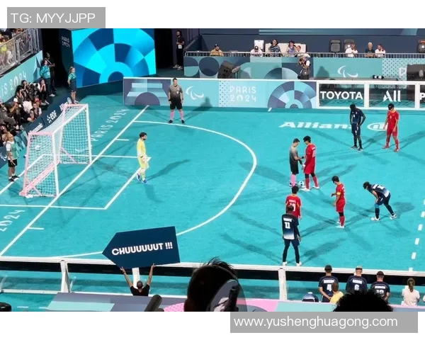 球星脚缠绷带仍顽强拼搏展现体育精神与不屈意志