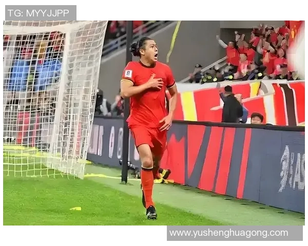 足球场上众星云集他成为焦点 引发球迷热议 足球场上众星云集他成为焦点 引发球迷热议