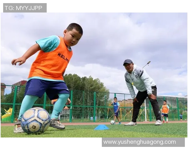 足球球星小时候的可爱瞬间：从小萌娃到绿茵场英雄的成长历程