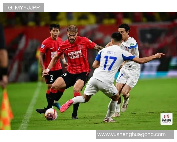 雨中激战足球场 球星们为荣耀与坚持谱写传奇