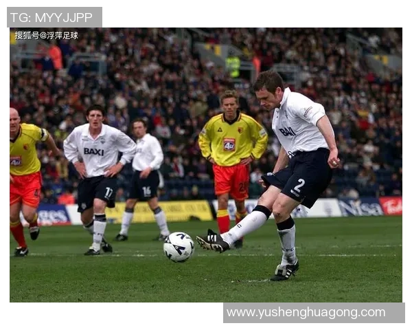 默滕斯在足球场上是如何与顶级后卫配合打造进攻威胁的